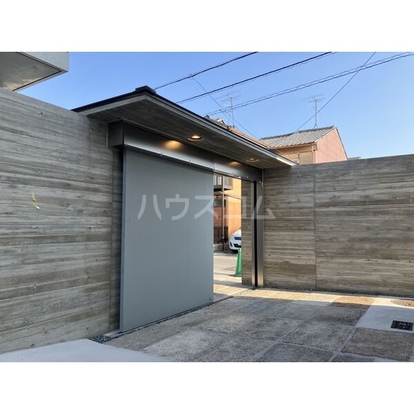 16/19 エントランス