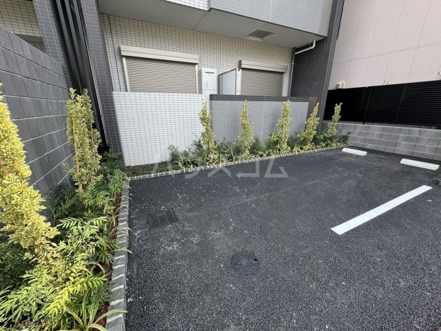 27/30 駐車場