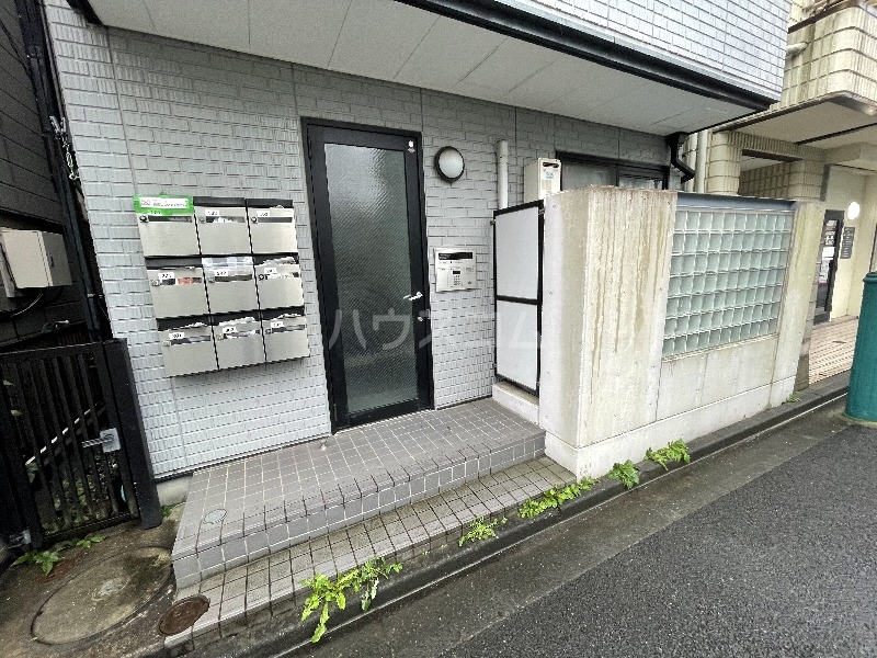 21/30 エントランス