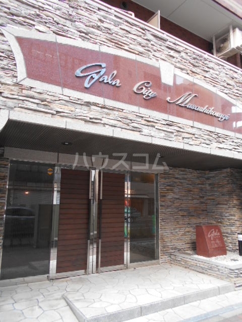 21/30 エントランス