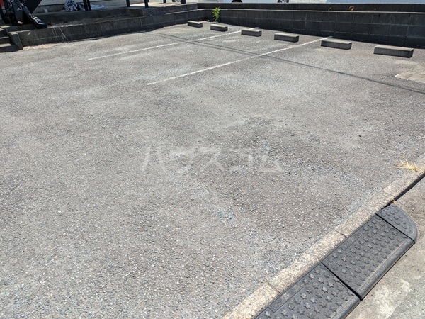 23/30 駐車場