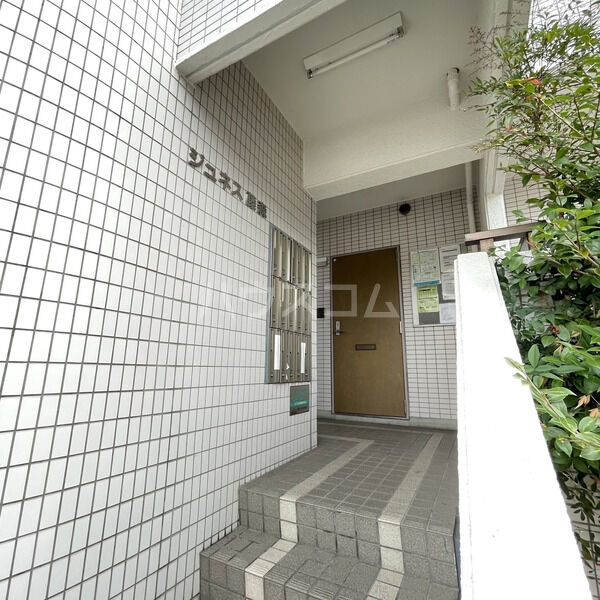 18/27 エントランス