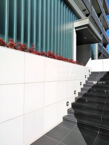 27/30 エントランス