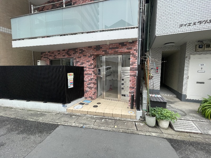 21/25 エントランス