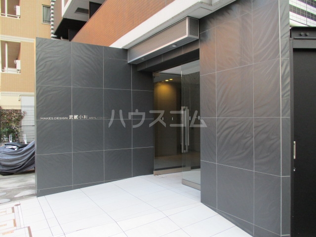 21/30 エントランス