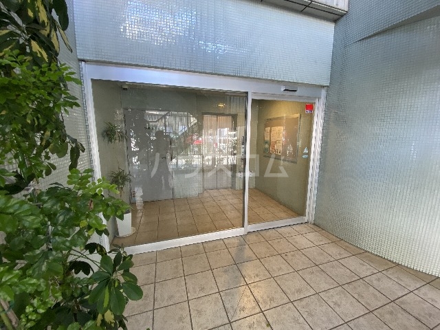 21/30 エントランス