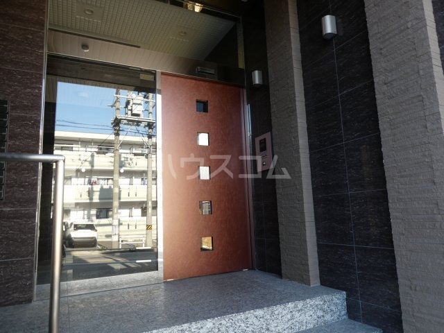 22/28 エントランス