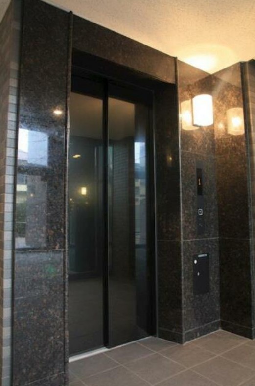 20/30 エントランス