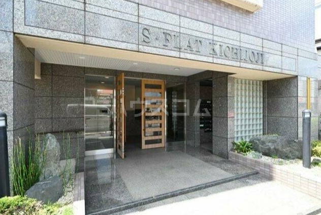 26/30 エントランス