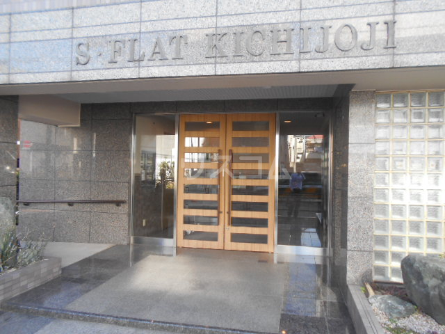 28/30 エントランス