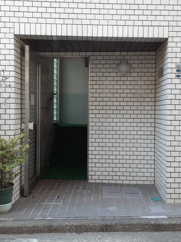 25/29 エントランス