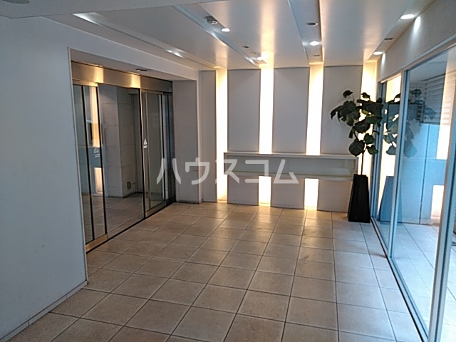 16/23 エントランス