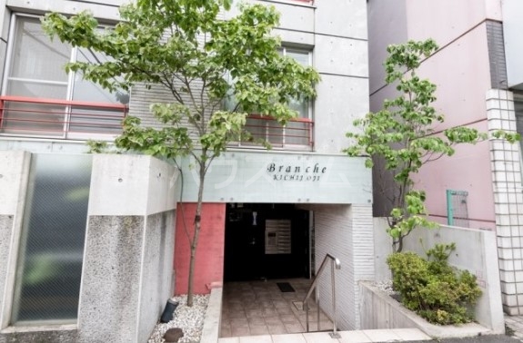 27/30 エントランス