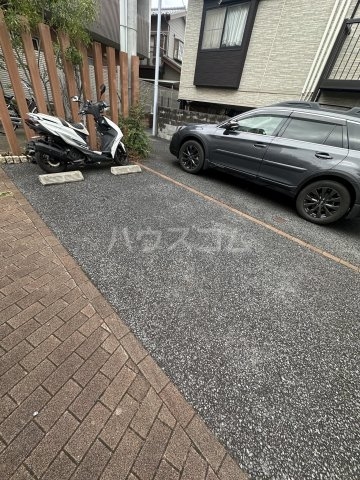 27/30 駐車場