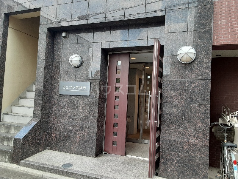 28/30 エントランス