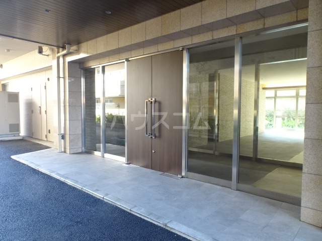 16/23 エントランス