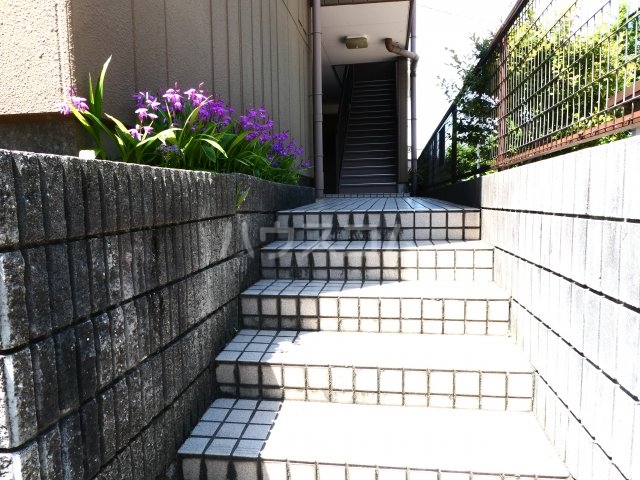 23/30 エントランス