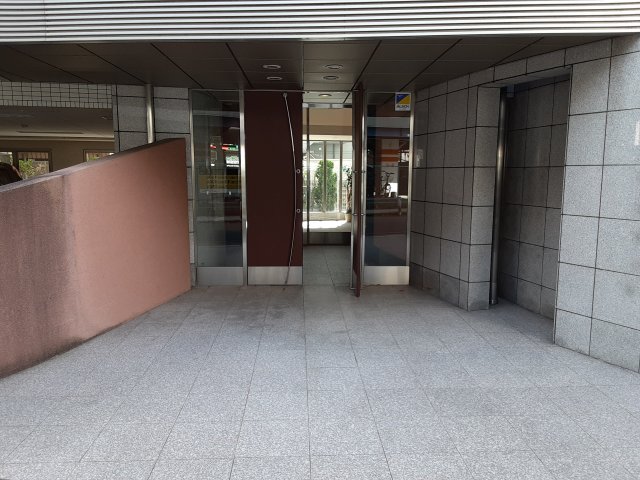 27/30 エントランス