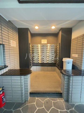 18/27 エントランス