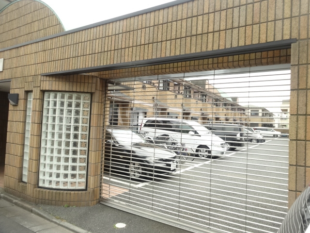 24/30 エントランス