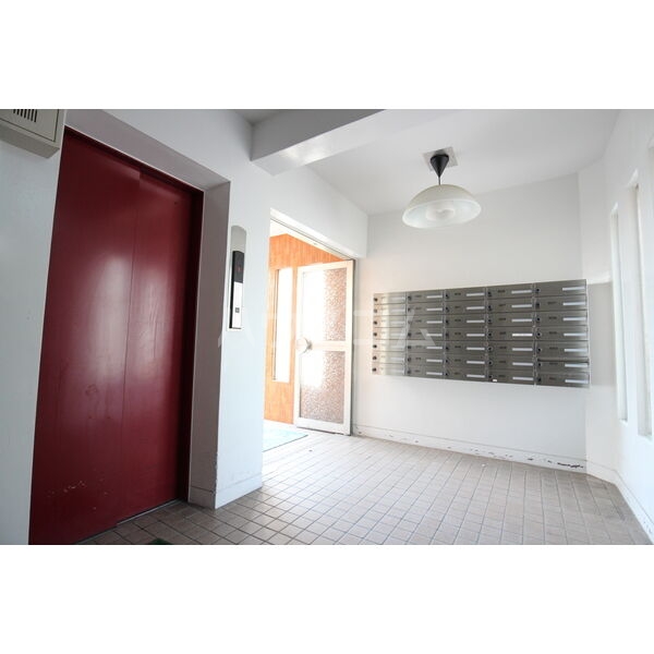 16/23 エントランス