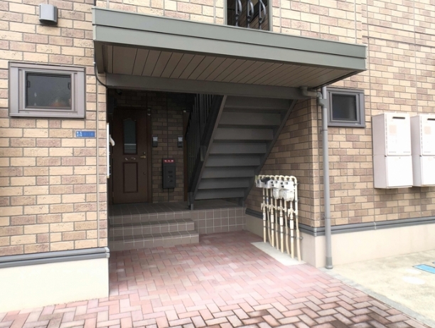 16/23 エントランス