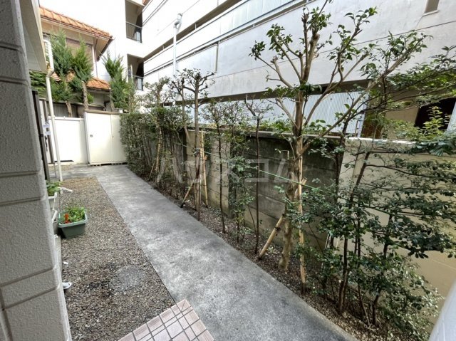 21/30 エントランス