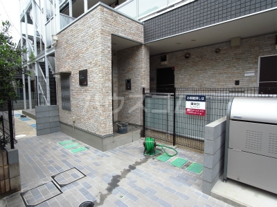 21/30 エントランス