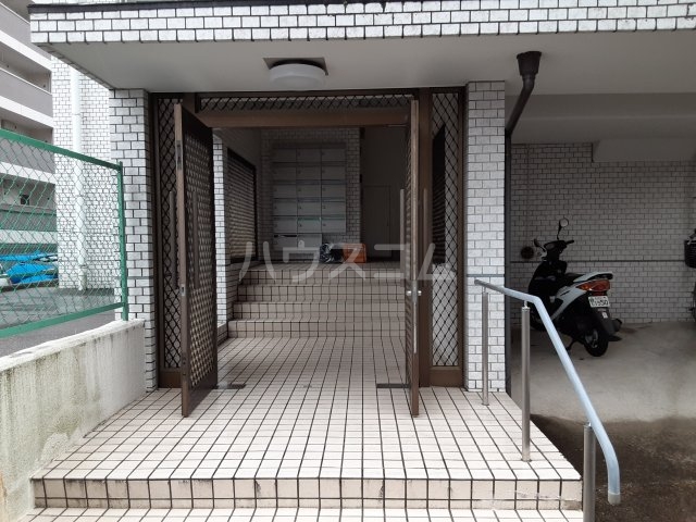 22/23 エントランス