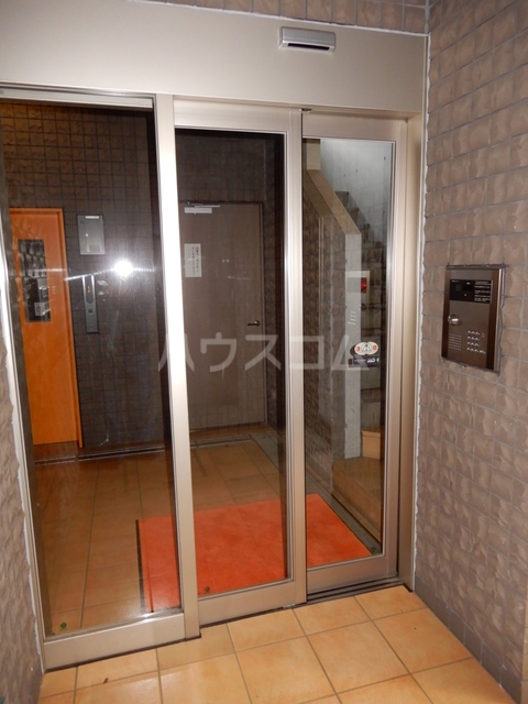 23/25 エントランス