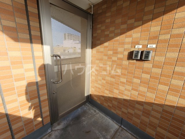 27/30 エントランス