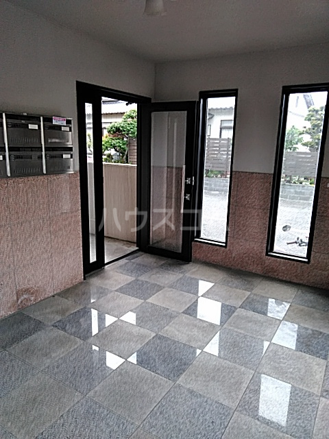 23/28 エントランス