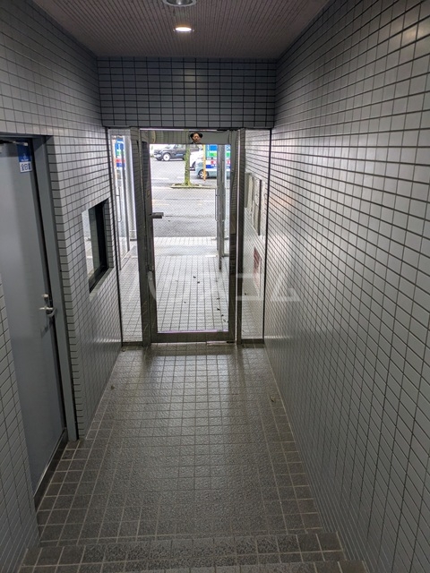 25/29 エントランス