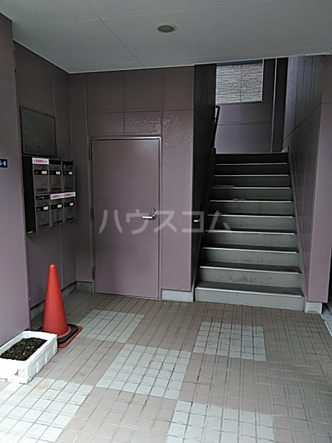 27/27 エントランス