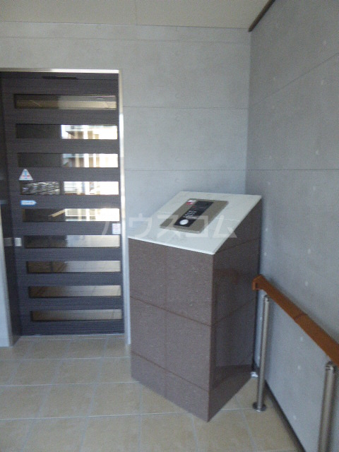 23/30 エントランス