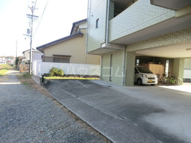 27/30 駐車場