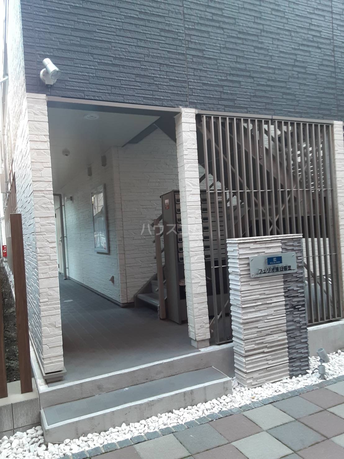 22/27 エントランス