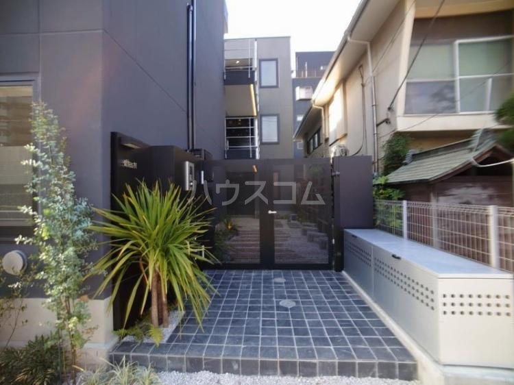 18/19 エントランス