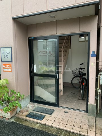 27/30 エントランス
