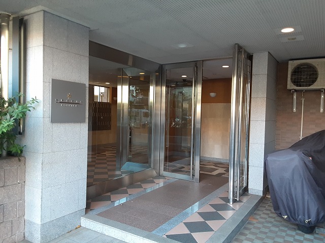 22/27 エントランス