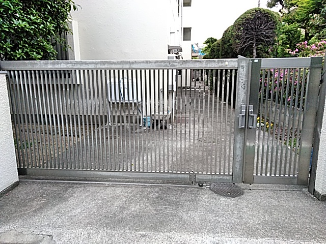 23/28 エントランス