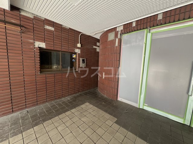 28/30 エントランス