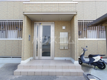 27/30 エントランス