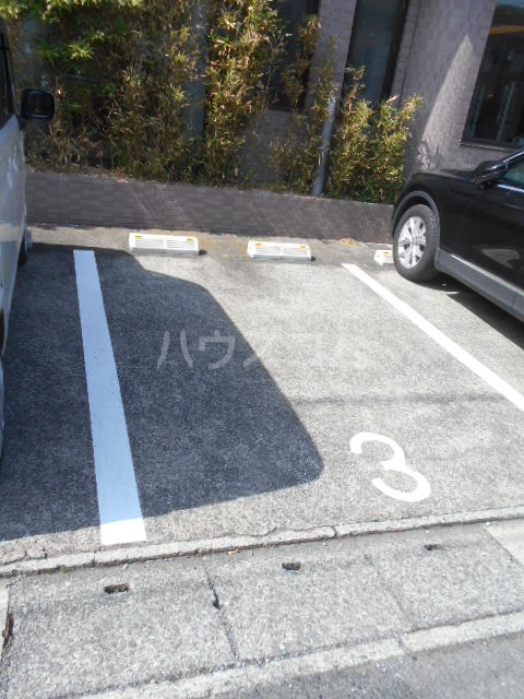 27/30 駐車場