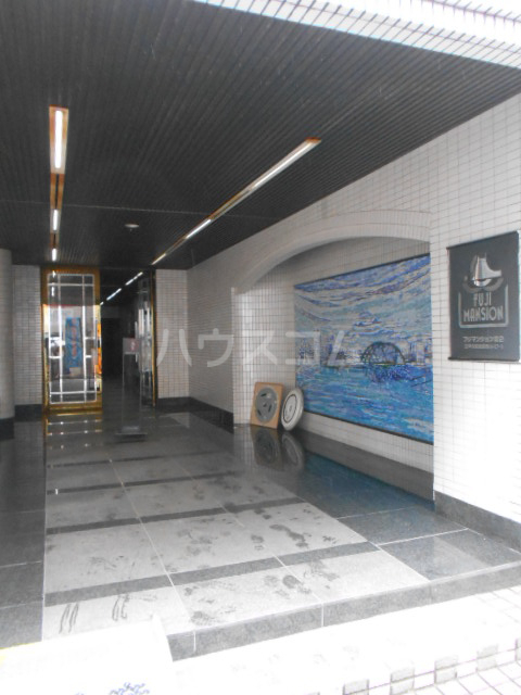 28/30 エントランス