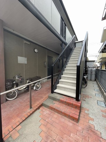 24/30 エントランス