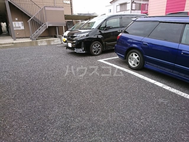 18/27 駐車場