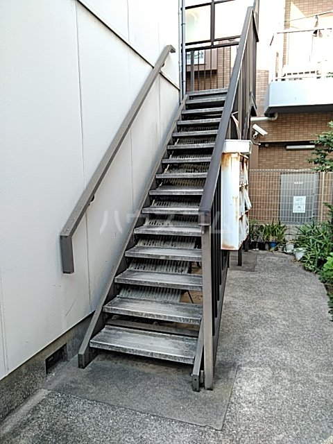 23/27 エントランス