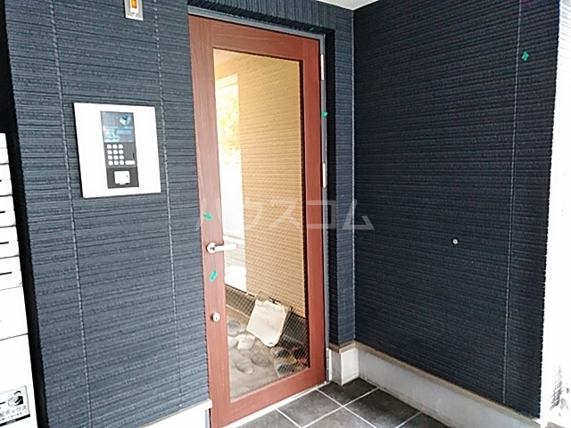 27/30 エントランス