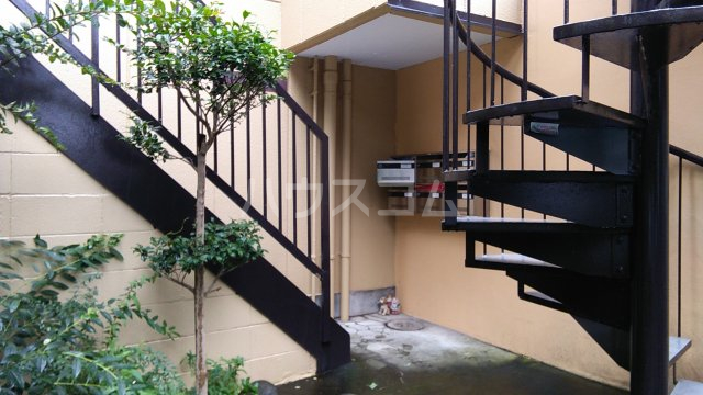 27/30 エントランス